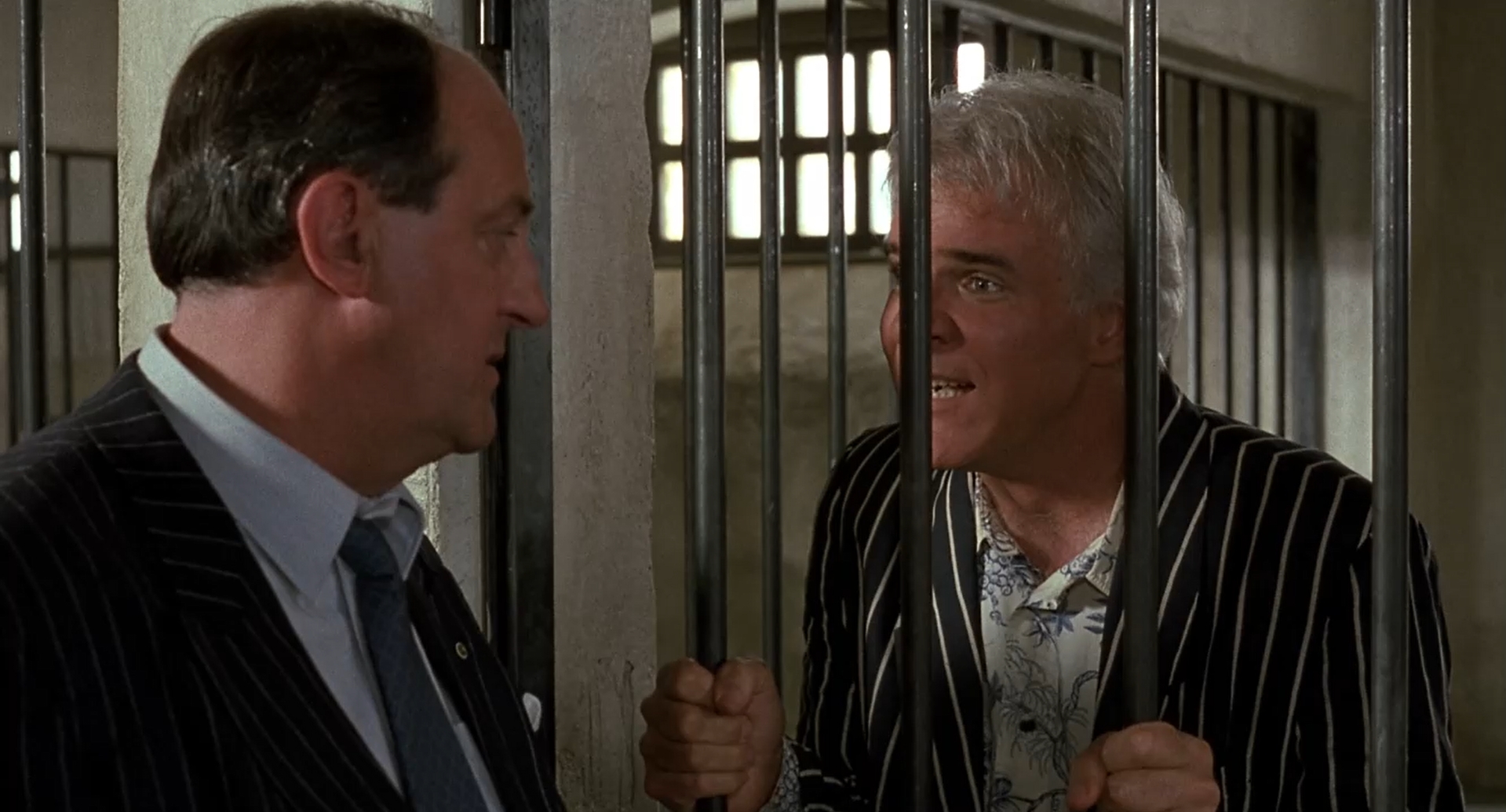 Быть с женщиной — это по-французски. Быть пойманным — это по-американски.
==================
Крутить одновременно с двумя — это по-французски, дать себя застукать — это по-американски.