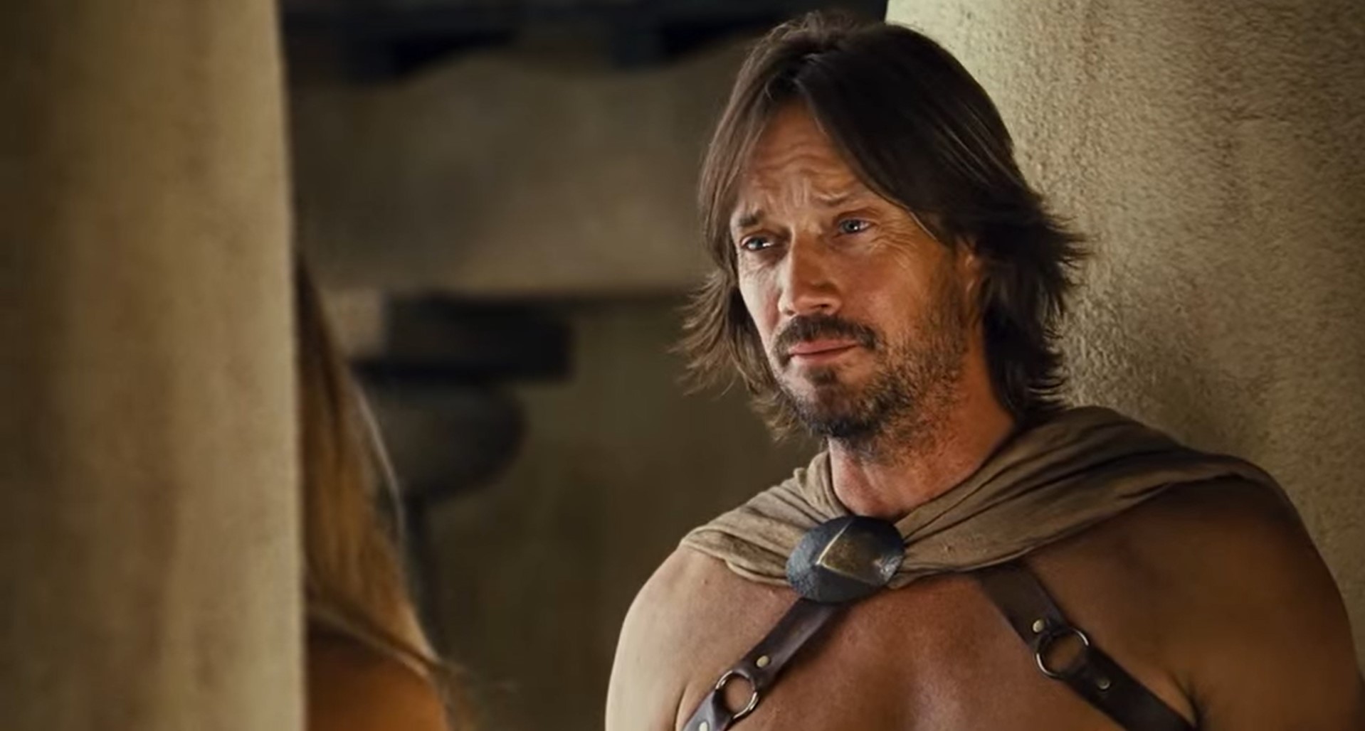 Капитан (любимчик Леонида) Королева Марго (жена Леонида) — Вспоминаю, как мой отец бил меня...
— Традиционный обряд перехода...
— Нет, просто мой батя был алкаш.