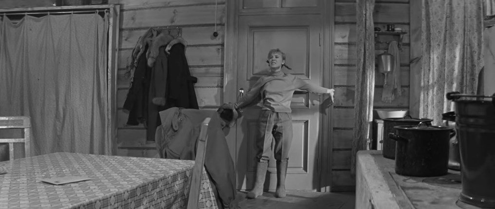 Тося Кислицына Так хочется быть красивой! Я б тогда за всех обманутых девчат отомстила бы! Вот иду я красивая по улице, а все встречные ребята так и столбенеют, а которые послабей — так и падают, падают, падают и сами собой в штабеля укладываются! Вот!