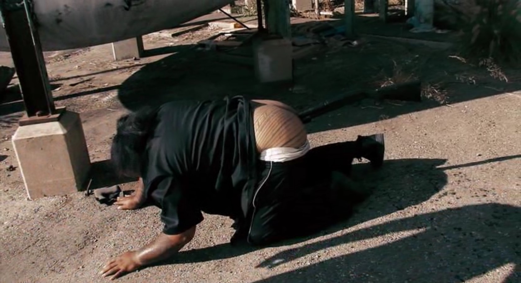 [засунул в задницу индейца дробовик]
— Это оставь себе.