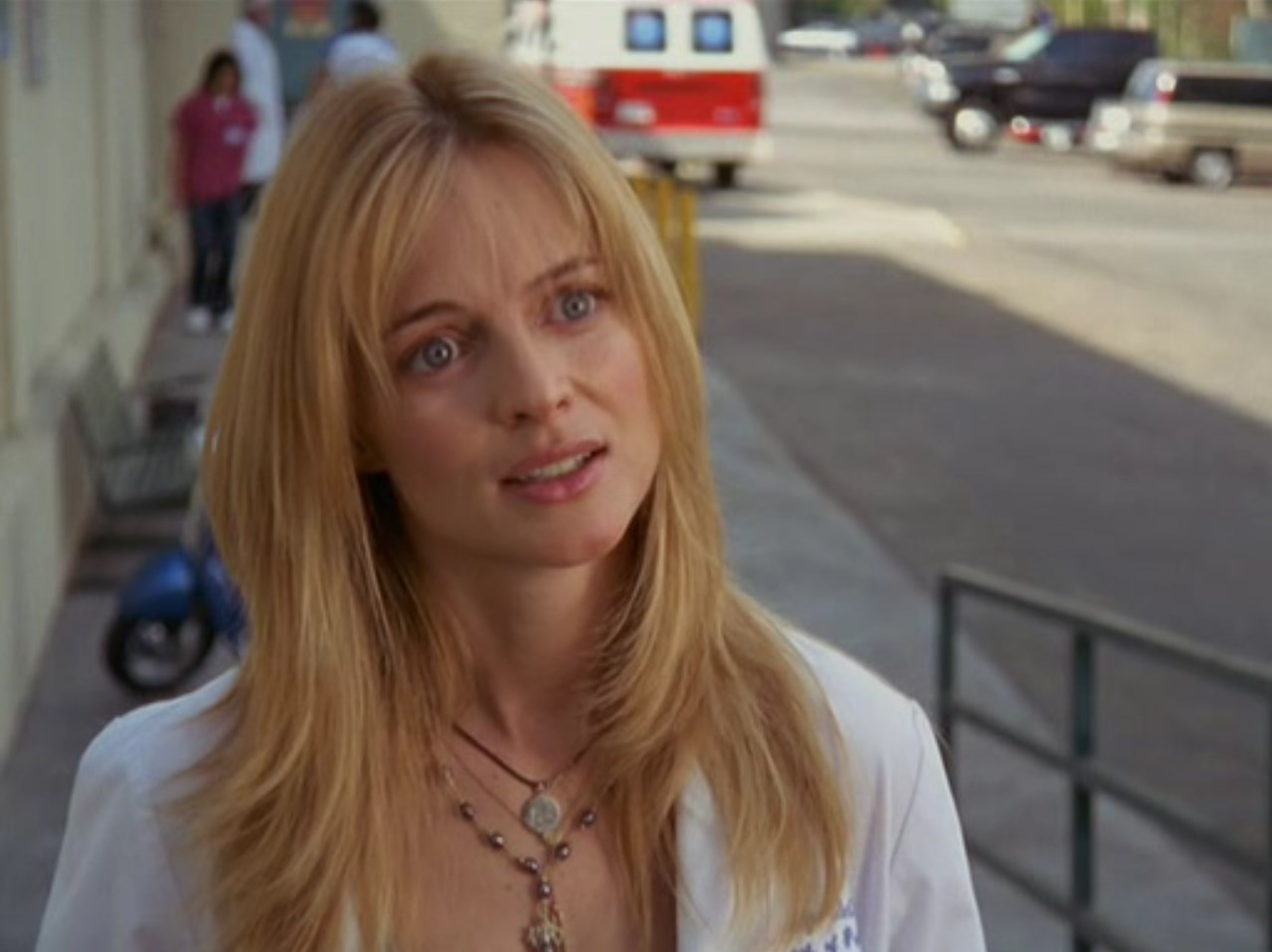 Доктор Джон «Джей Ди (J.D.)» Дориан Мои эмоциональные проблемы начались в пять лет, когда я зашел в спальню к родителям и застал их занимающимися сексом. И как бы я не старался остановиться, я своими руками разрушаю собственную жизнь. Вот так. Я самовлюблённый пессимист, у меня навязчивые комплексы и я боюсь близости. И все мои отношения — это истории самовредительства, после которых я впадаю в полосу чёрного отчаянья.