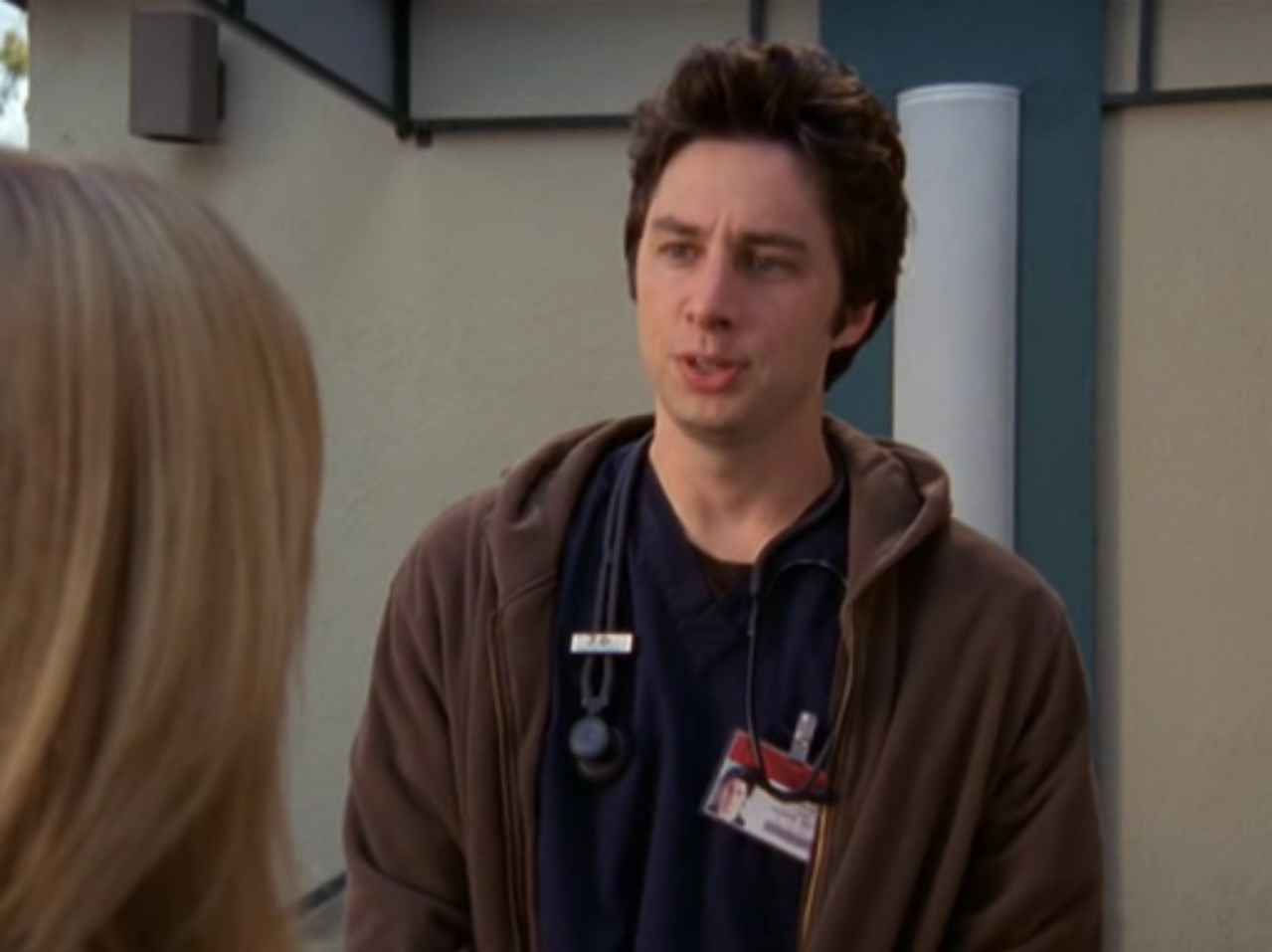 Доктор Джон «Джей Ди (J.D.)» Дориан Мои эмоциональные проблемы начались в пять лет, когда я зашел в спальню к родителям и застал их занимающимися сексом. И как бы я не старался остановиться, я своими руками разрушаю собственную жизнь. Вот так. Я самовлюблённый пессимист, у меня навязчивые комплексы и я боюсь близости. И все мои отношения — это истории самовредительства, после которых я впадаю в полосу чёрного отчаянья.