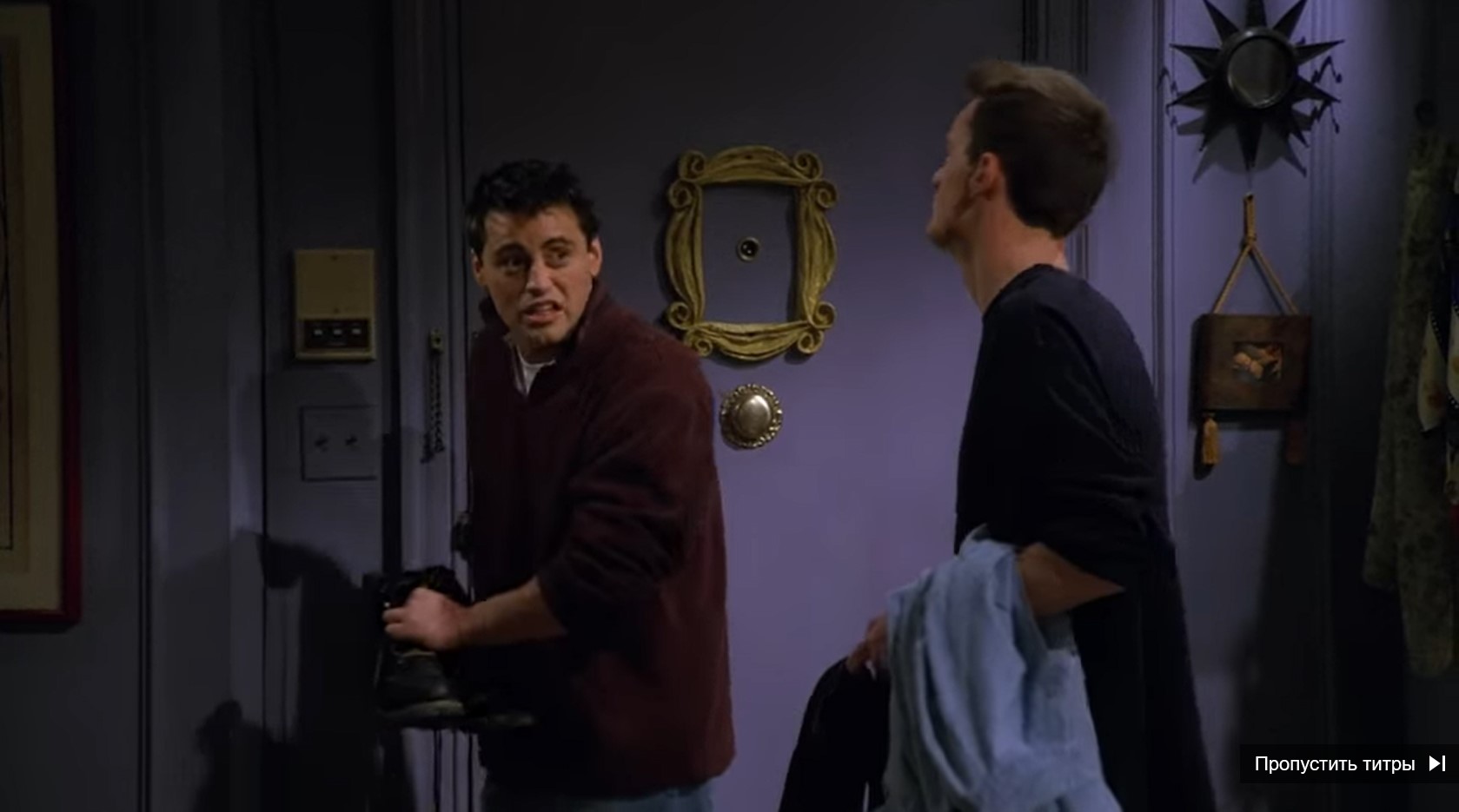 — Новая походка?
— Нет, очень в туалет хочется.