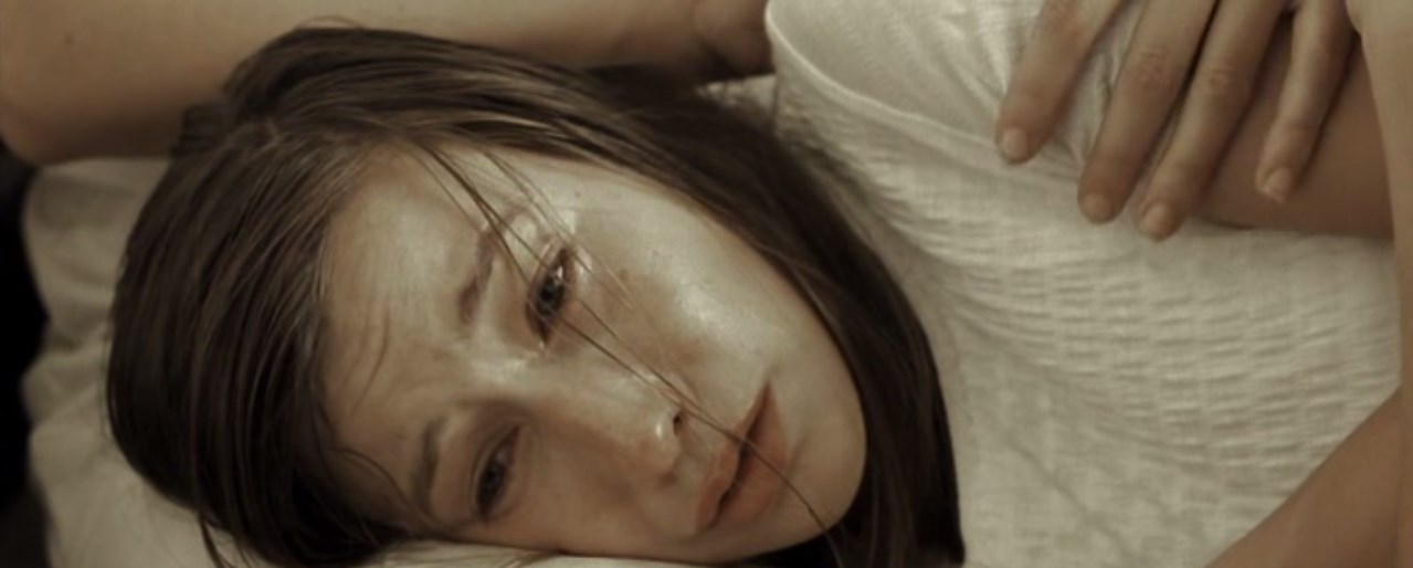 — Я люблю его.
— Ну что за вздор? Ты была влюблена когда-нибудь?
— Нет.
— Видишь, поэтому ты не можешь знать, любишь ли ты его.
— Мы... танцевали.
— Это ничего не значит.
— Мы с ним вместе танцевали, и я знаю, что я люблю его, потому что я знаю — это здесь, здесь, во мне, а вы совсем ничего в жизни не понимаете, потому что у меня есть друг, а у вас нет! Вы старая корова... Мы танцевали, мы покупали билеты и ели мороженое... и поливали цветы, мы спали в одной кровати, любовались луной и я слышала, как бьётся его сердце...