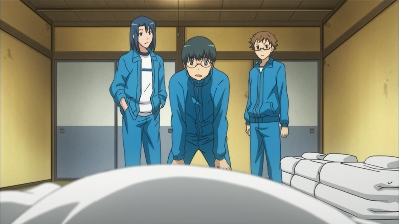 Юсаку Китамура: — Такасу, ты вправду спишь? Давайте проверим...
[Такасу притворяется, что спит]
Кодзи Харута: — Секундочку, Китамура, что ты делаешь? Зачем ты снимаешь свою одежду?
Хисамицу Ното: — И причём только нижнюю часть! Я не знал, что ты такой развратный!
Кодзи Харута: — А теперь болтаешь этой штукой над лицом Такасу.
Юсаку Китамура: — Мне кажется, я не сдержусь, у меня какие-то странные газы...*издают звук*
Рюдзи Такасу: — Придурки!
[Такасу вскакивает, все одеты и улыбаются]