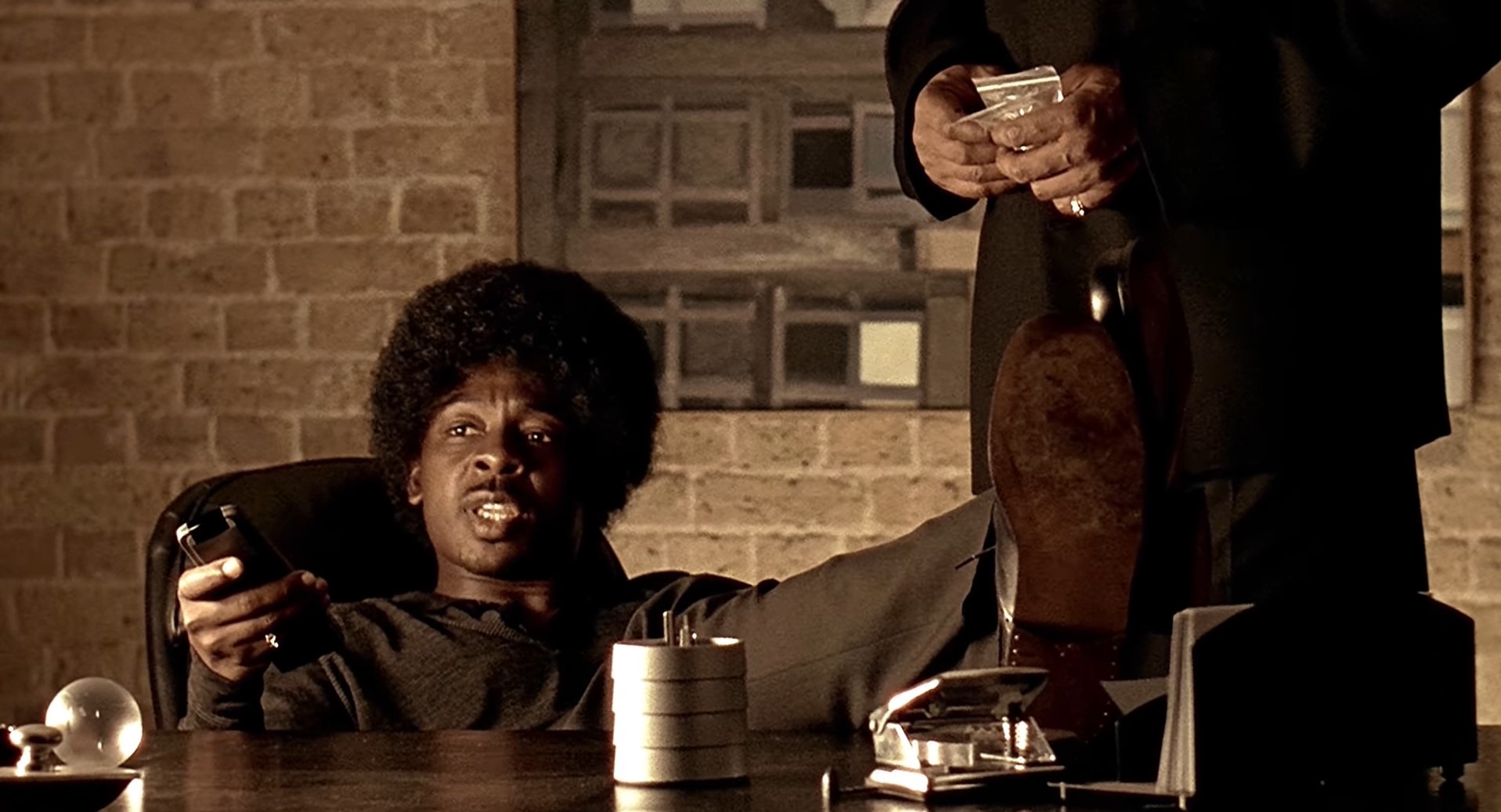 Ленни, отвези образец «белоснежке» и трем химикам, пускай они посмотрят.