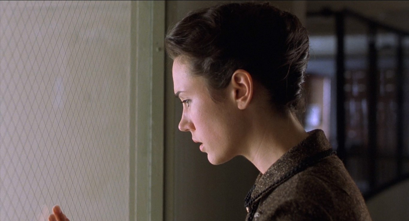 Кошмар шизофрении заключается в том, что человек не понимает, что реально. Представляете, что вы вдруг узнаете, что люди и места, и самые важные моменты в вашей жизни не ушли в прошлое, не умерли. А, хуже того, их просто никогда не было.