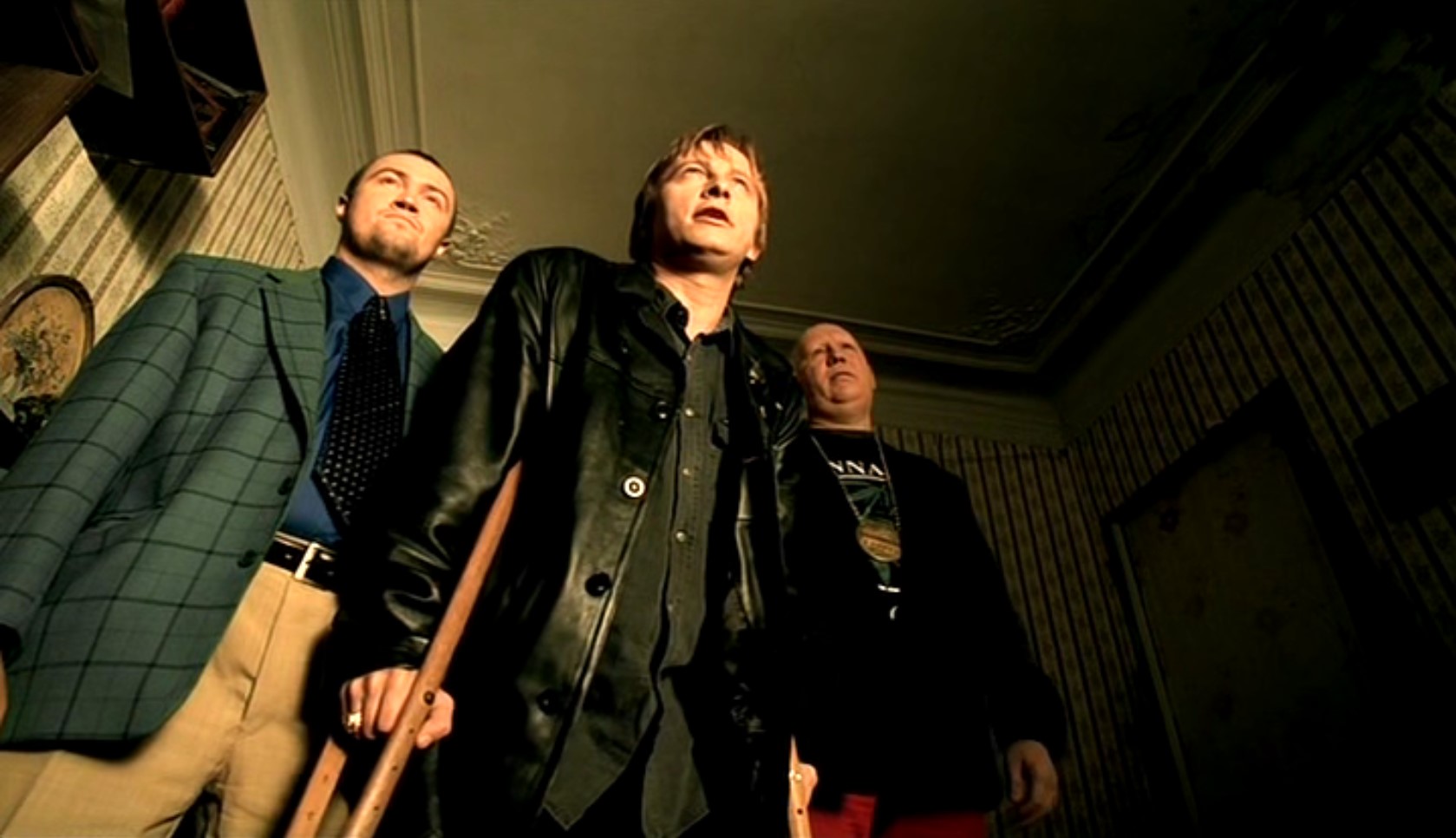 — Как? И Вы здесь, жемчужина моя? Дайте-ка я Вас незамедлительно поцелую!
— Парфён Семёныч, куда те целоваться-то? Ты ж облеванный весь!