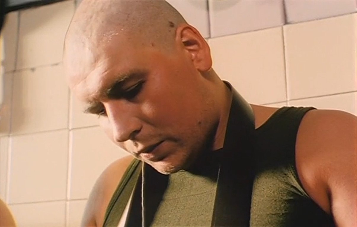 — Ещё немного — и я сойду с ума...
— А я уже сошёл... У меня глаз дёргается...
— А я себе палец пришил...