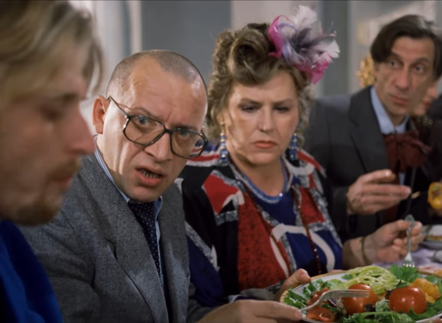 работник ЗАГСа — И салат горький! И хлеб горький!
— Ты скажи спасибо, что тебя, вообще, пригласили!