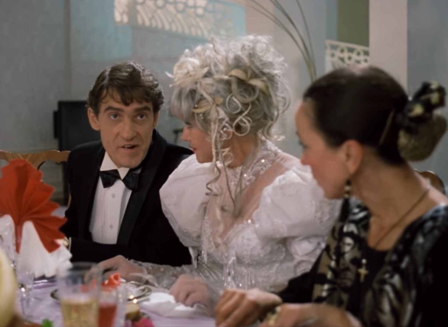 работник ЗАГСа — И салат горький! И хлеб горький!
— Ты скажи спасибо, что тебя, вообще, пригласили!