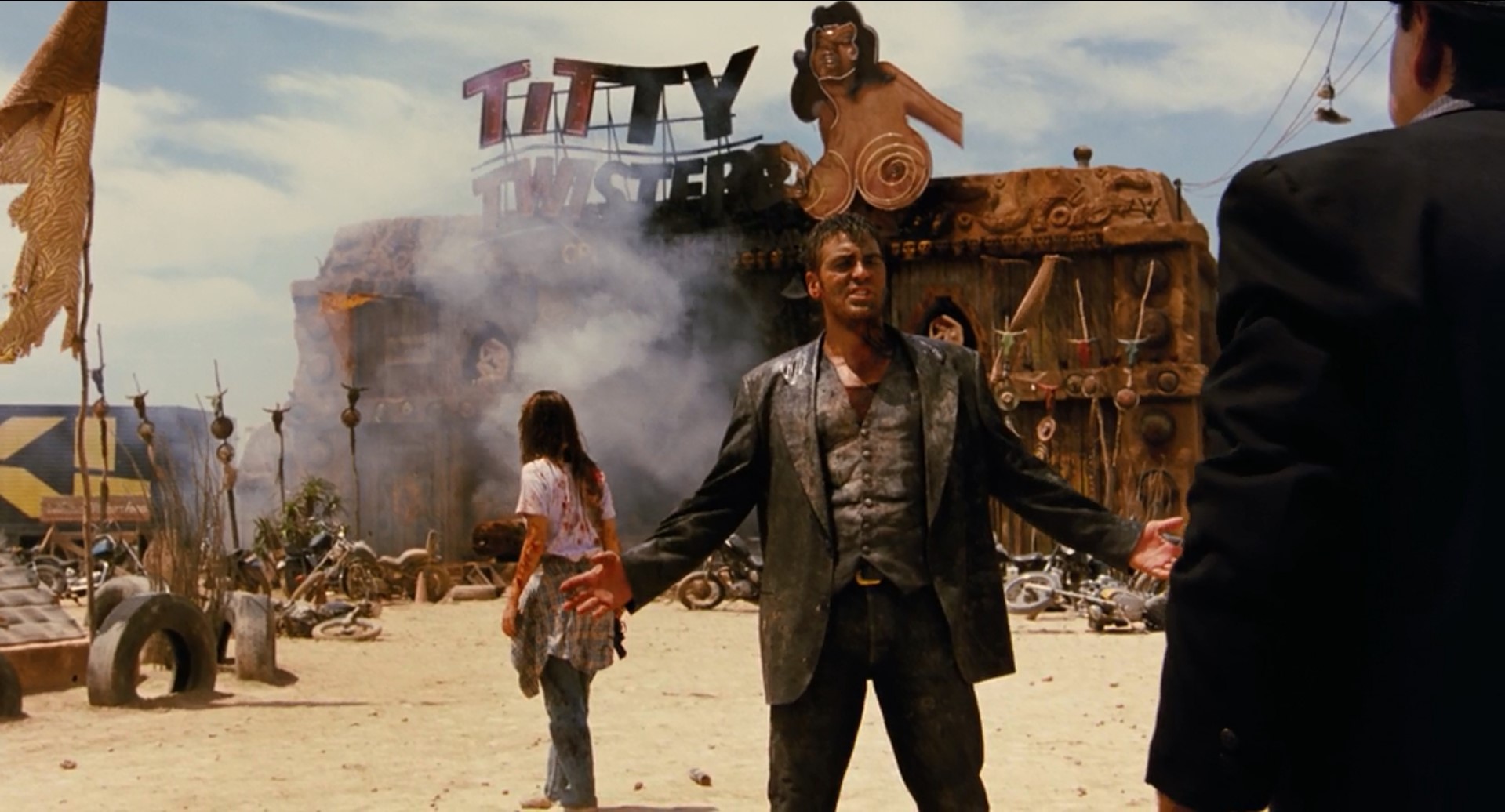 — Слушай, почему из всех сраных дыр Мексики мы должны были встретиться именно здесь?
— Это место не хуже и не лучше остальных.
— Ты когда-нибудь был здесь?
— Нет... Так мимо проезжал пару раз. Это место на отшибе, здесь не бывает полицейских и оно открыто от заката до рассвета.