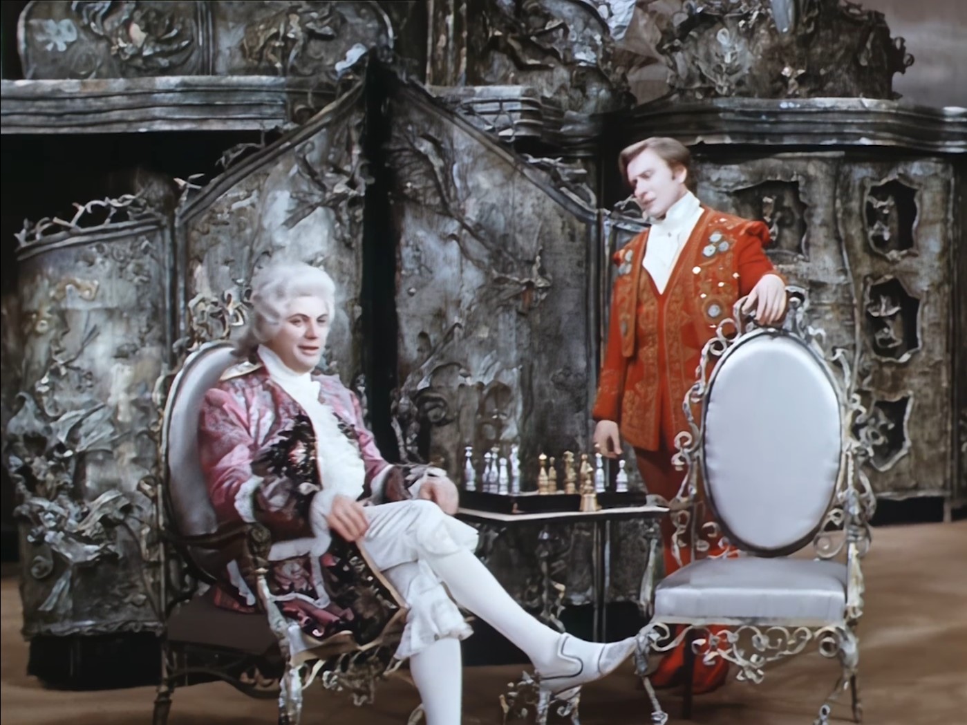 — Но репутация-то у тебя прескверная.
— Но я же лучше, чем моя репутация, Ваше Сиятельство.