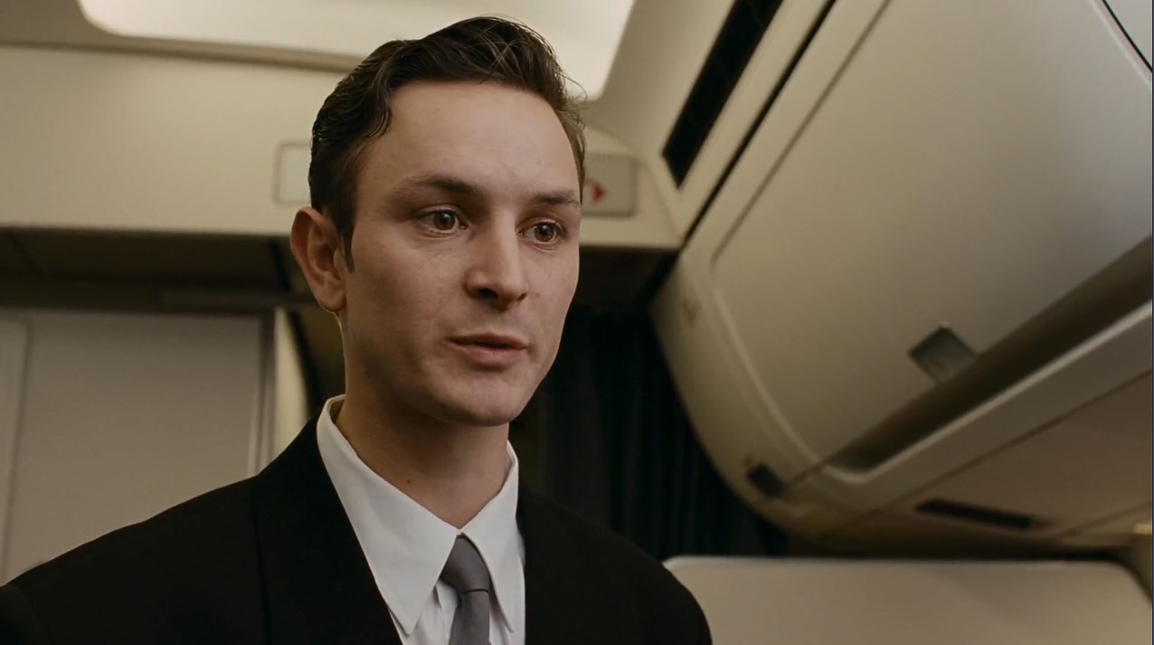 — Мальчик! Водочки нам принеси.
— Извините, но мы не разносим напитки во время взлета и набора высоты.
— Мальчик, ты не понял! Водочки нам принеси! Мы домой летим!
— Понял, сейчас сделаем.