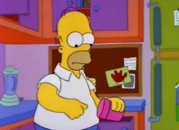 Гомер Симпсон Мардж Симпсон (Marge Simpson) — Мардж, где эта штука? Металлическая. С помощью которой... подцепляешь... пищу.
— Ты говоришь о ложке?
— Да-да-да, именно!