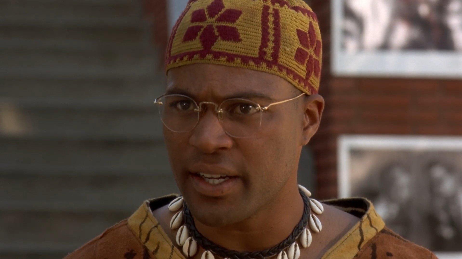 «Проповедник» Ты должен перестать говорить «ниггер». Слово «ниггер» придумали белые, чтобы убить самосознание чёрной расы. Да, слушай, напомни мне потом забрать бельё из прачечной у этого косоглазого желторылого ублюдка.