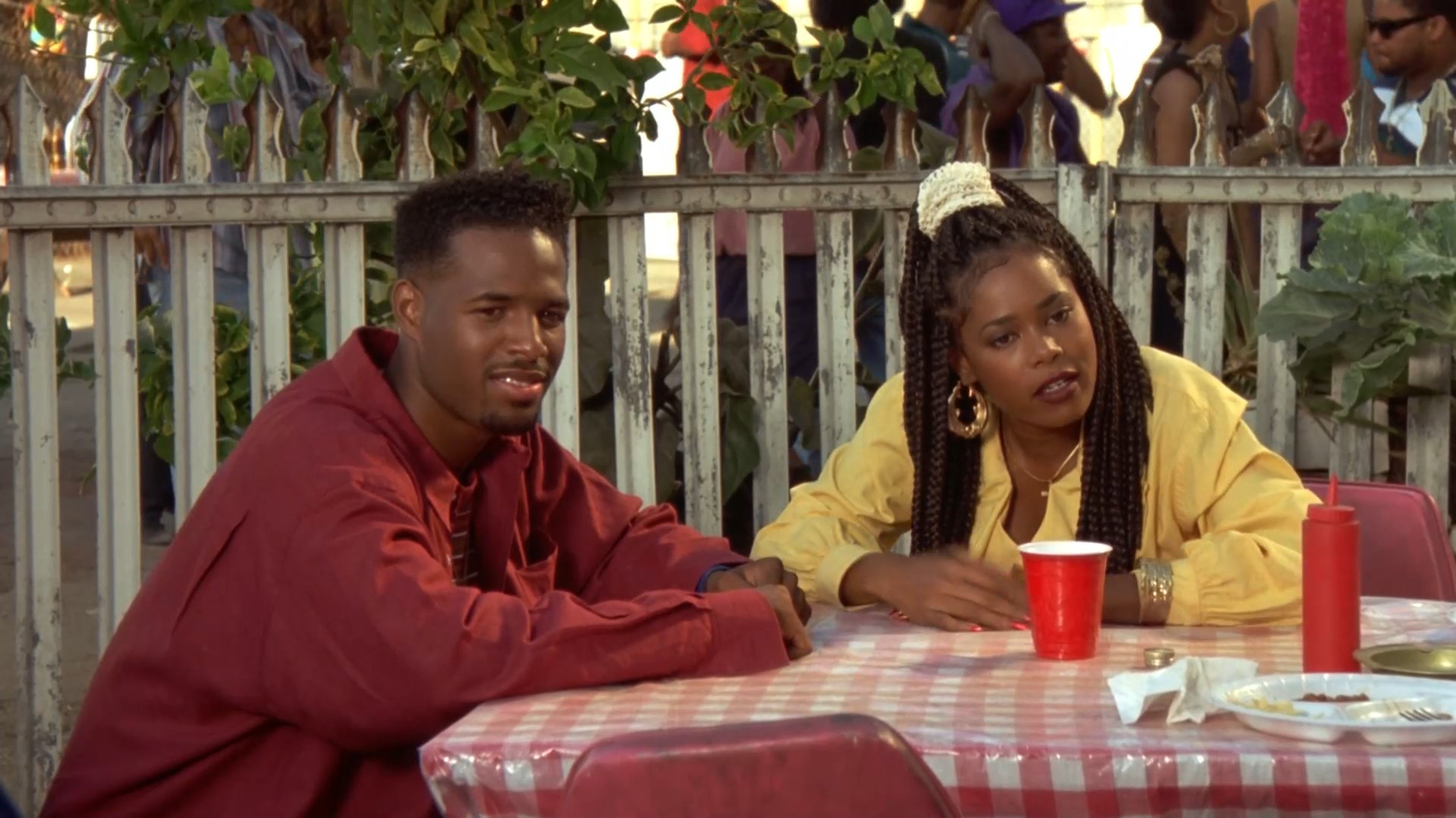 — Так дети, что надо сказать, когда встречаете хорошего дядю?
— [Дети, хором] Вы — мой папа?