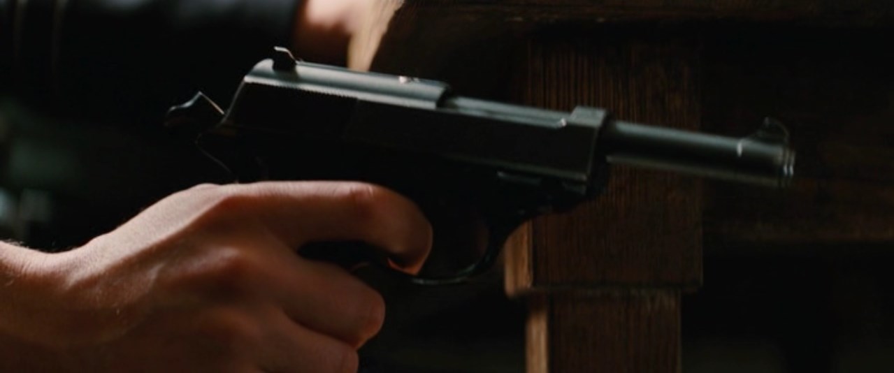 — Слышал? Это щелчок моего «Вальтера». Я навел его на твои яйца.

— Не ты один такой умный.
— Сообразим на троих?