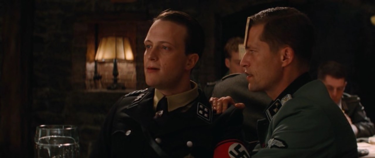 — Слышал? Это щелчок моего «Вальтера». Я навел его на твои яйца.

— Не ты один такой умный.
— Сообразим на троих?