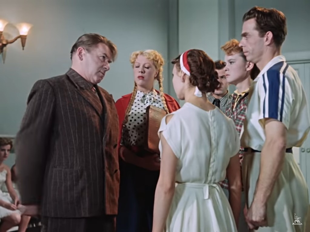 Мы должны воспитывать нашего зрителя. Его голыми ногами не воспитаешь. Короче, дело ясное — костюмы надо заменить, ноги изолировать.