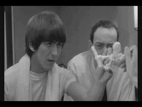 — Ты взрослый мужик и никогда не брился безопасной бритвой?
— Я не виноват, что у меня все предки электрики.