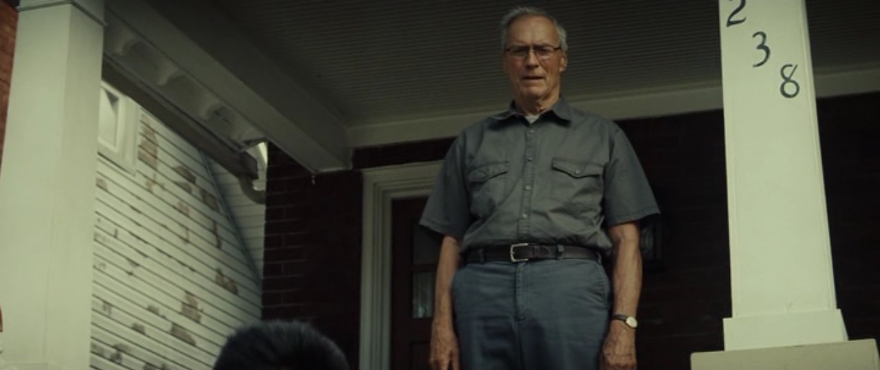 — Ладно, что умеешь?
— Например?
— Я как раз об этом спрашиваю. Если будешь работать на меня, я должен знать что ты умеешь. Мне надо знать что ты можешь.
— Ну, я не знаю.
— Вот такого блеяния я от тебя и ждал. Видишь вон то дерево? Иди посчитай птиц.
— Хотите чтобы я сосчитал птиц?
— Считать умеешь? Говорят, у узкоглазых хорошо вроде с математикой, да?
— Да, я считать умею.
— Хорошо.
— Один, два...