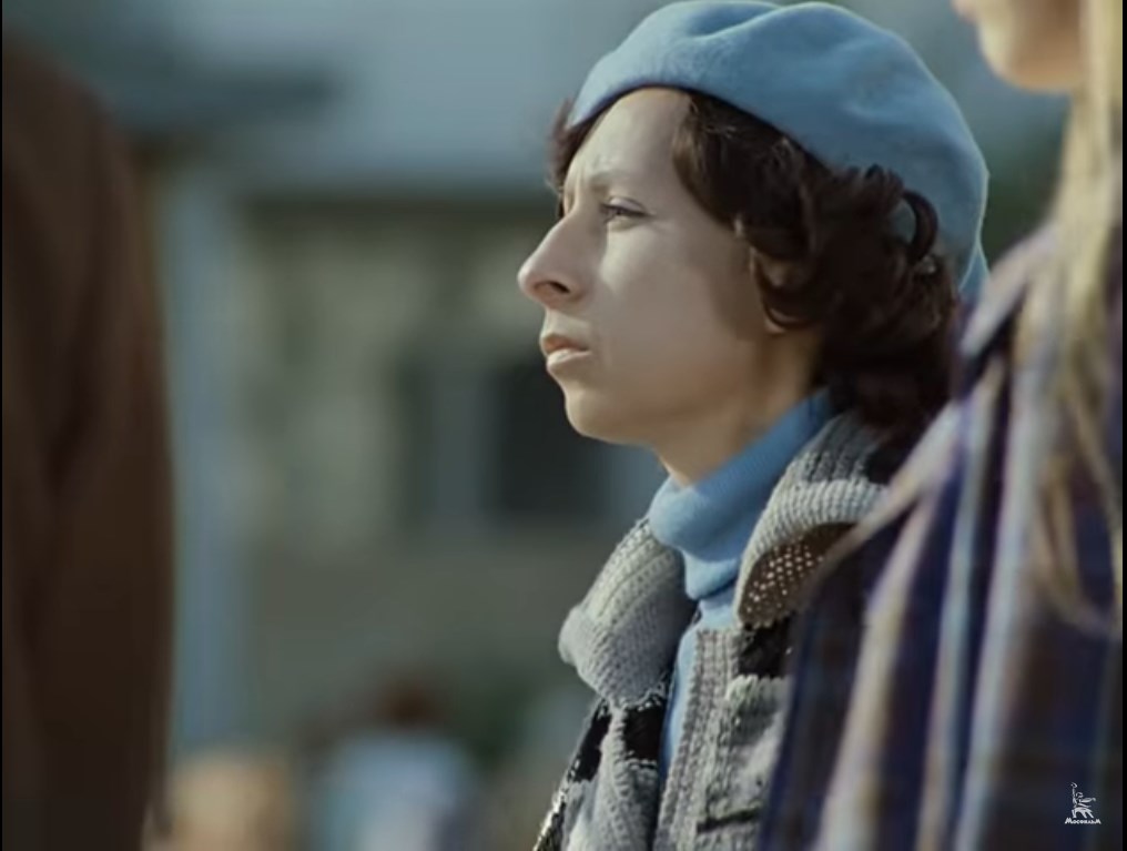 Это Верочка. Она любопытна, как все женщины, и женственна, как все секретарши.