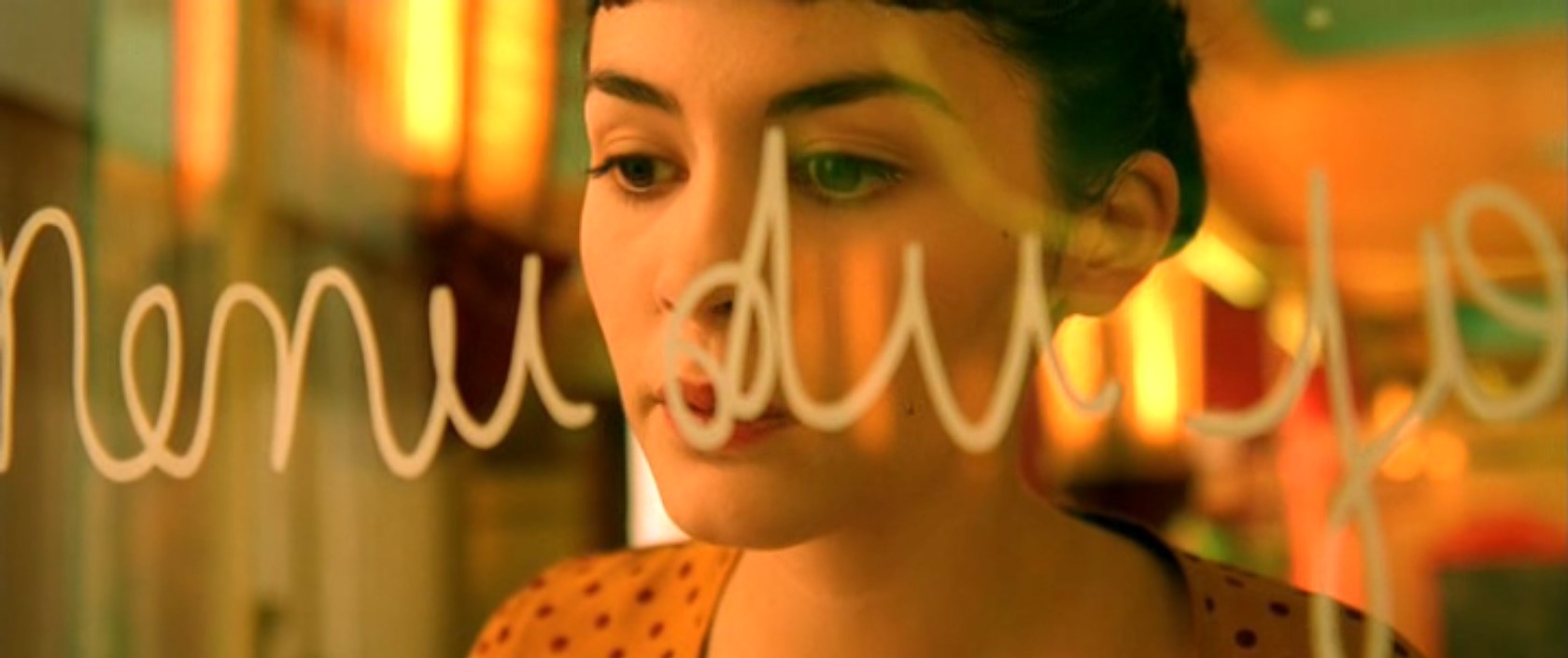 Теперь он понял... сейчас он положит чайную ложку, соберет пальцем сахарные песчинки со стола, потом обернется и заговорит со мной...