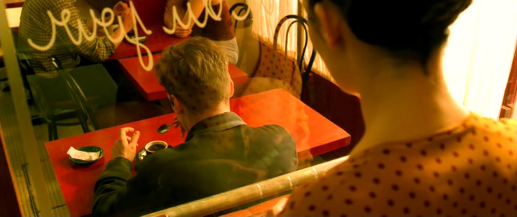 Теперь он понял... сейчас он положит чайную ложку, соберет пальцем сахарные песчинки со стола, потом обернется и заговорит со мной...