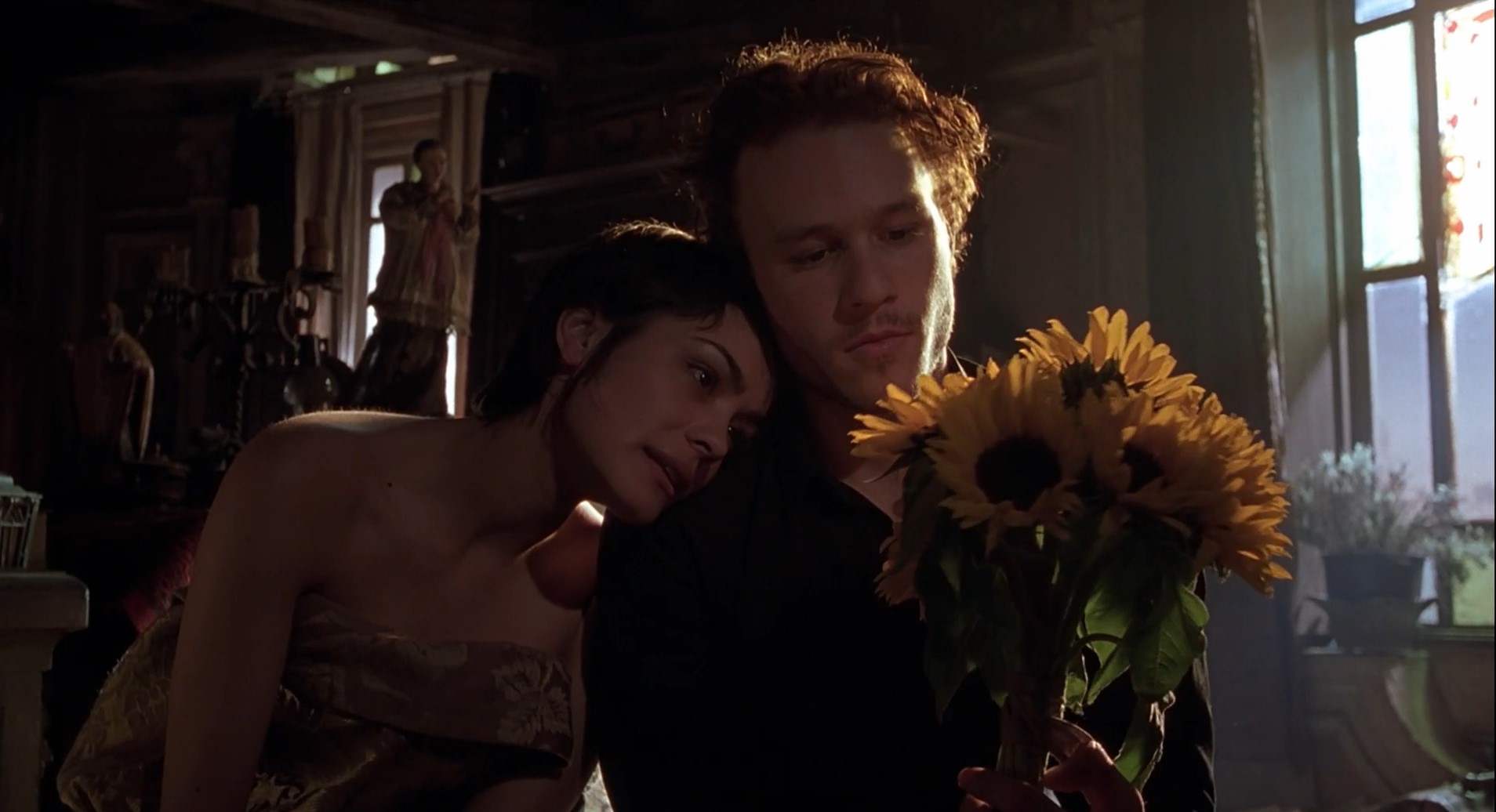 — Мне всегда казалось, что подсолнухи — уродцы в прекрасном мире, сотворенном Богом.
— Почему?
— Они похожи на кривые зубы вокруг зияющего рта.