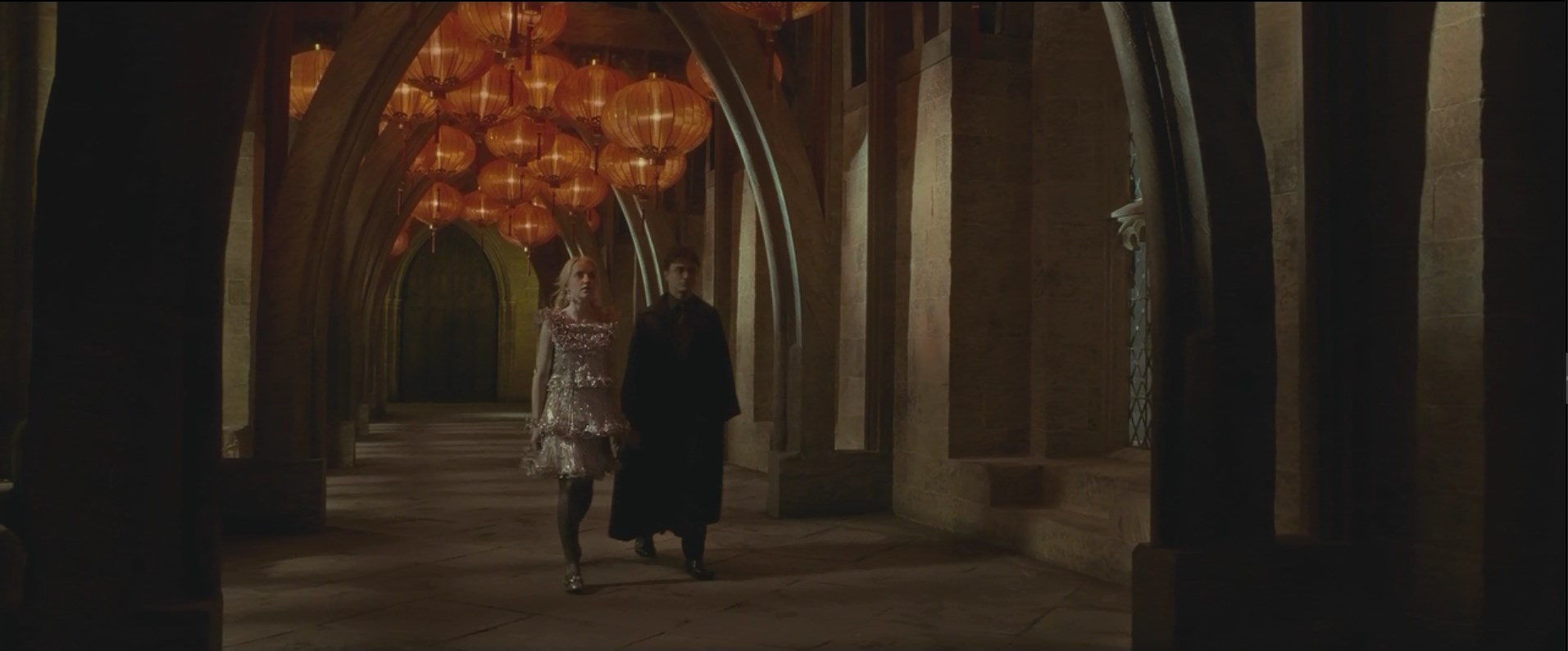 Я никогда не была в этой части замка, по крайней мере — в сознании. Я ведь хожу во сне, поэтому сплю в обуви.