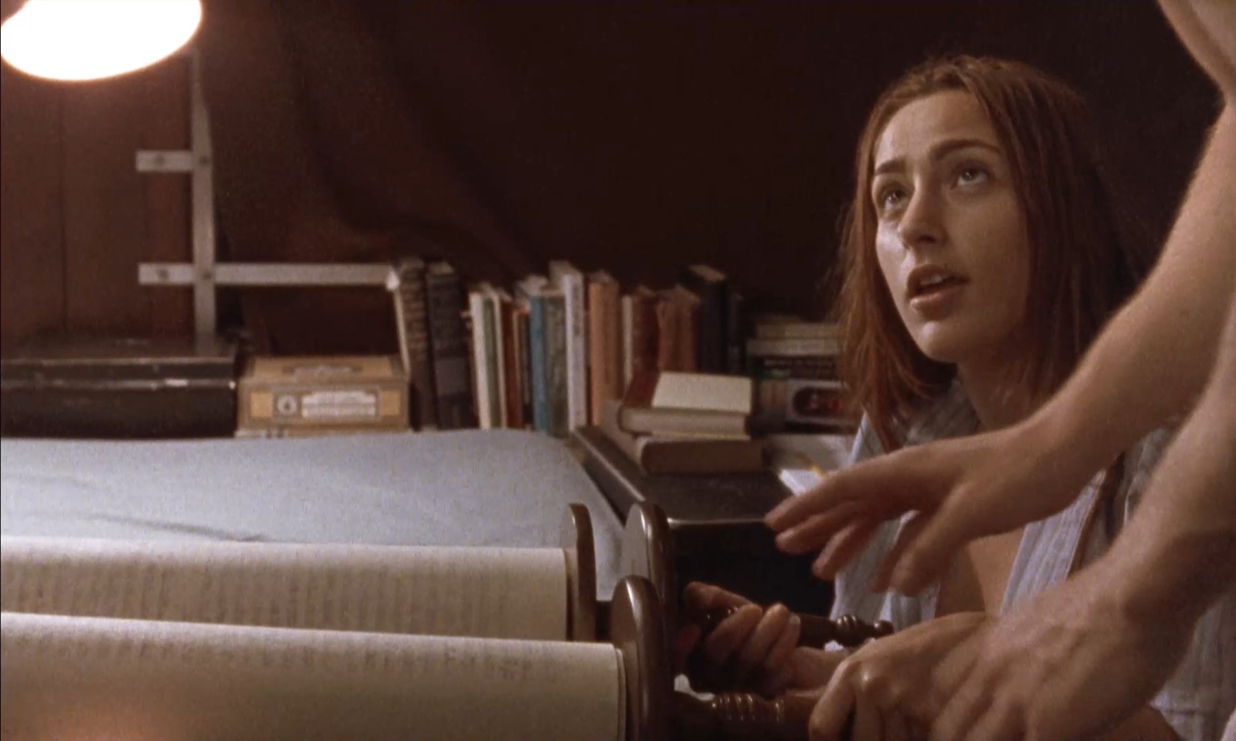 — Евреи любят все разделять: праведное от нечестивого, молоко от мяса, евреев от нееврев. Как будто маленькая частичка одного может заразить.
— Кто может заразиться: евреи или неевреи?
— Хороший вопрос.