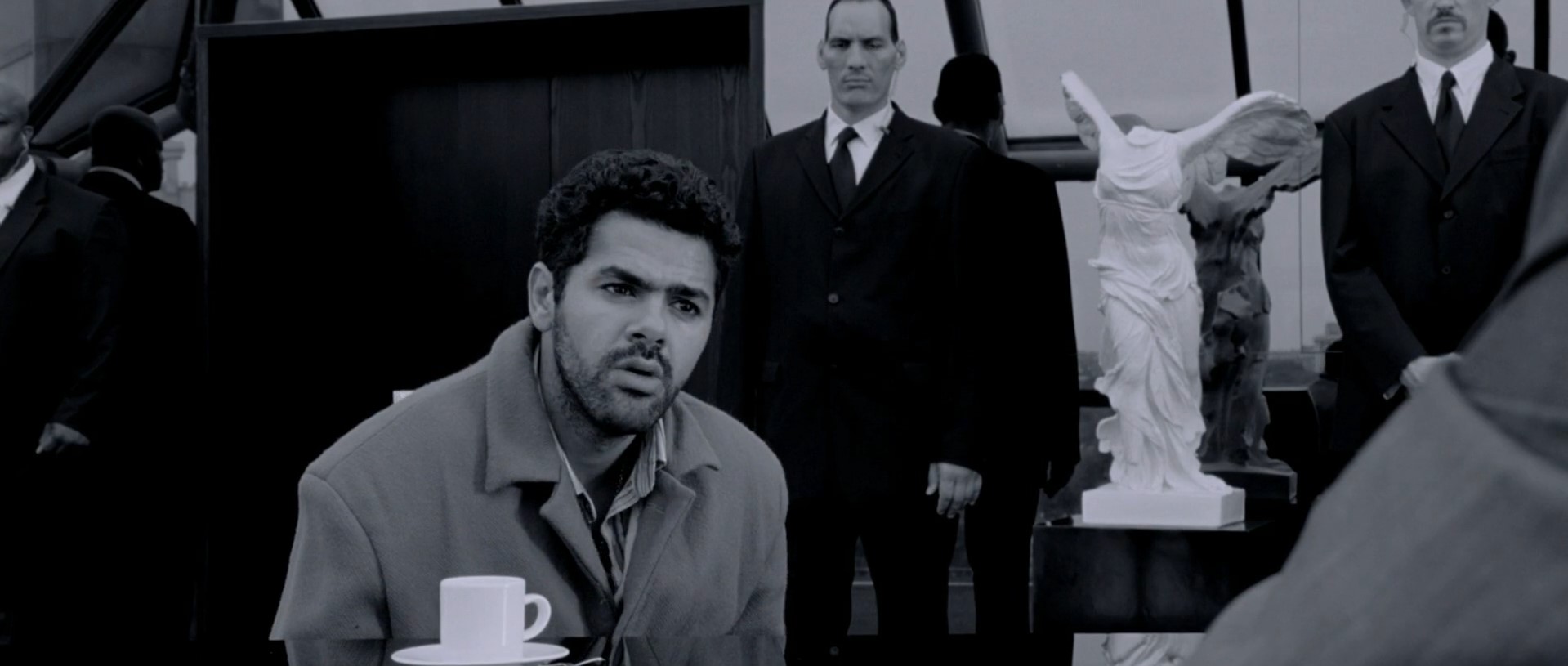 — Даю тебе 6 часов на поиски 30000 евро. Не найдешь — пришлю к тебе двух югославов.
— Югославов?!
— Ну боснийцев, если хочешь...