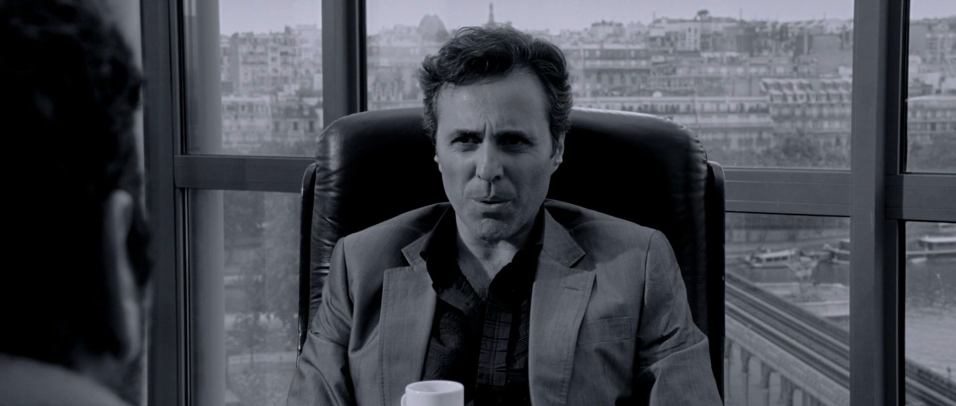 — Даю тебе 6 часов на поиски 30000 евро. Не найдешь — пришлю к тебе двух югославов.
— Югославов?!
— Ну боснийцев, если хочешь...