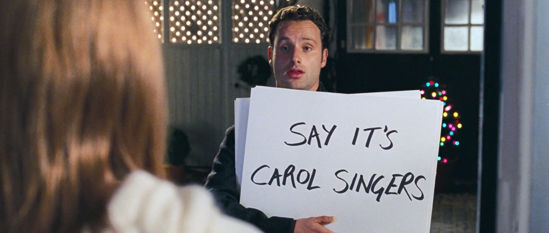 Скажи, что это ряженые. Если в следующем году повезет, я буду встречаться с одной из этих девушек. Но сейчас позволь мне сказать без надежды и без всякого повода, а только потому что Рождество (а в Рождество говорят правду), для меня ты — совершенство. И мое разбитое сердце будет любить тебя, пока ты не станешь вот такой. Веселого Рождества!