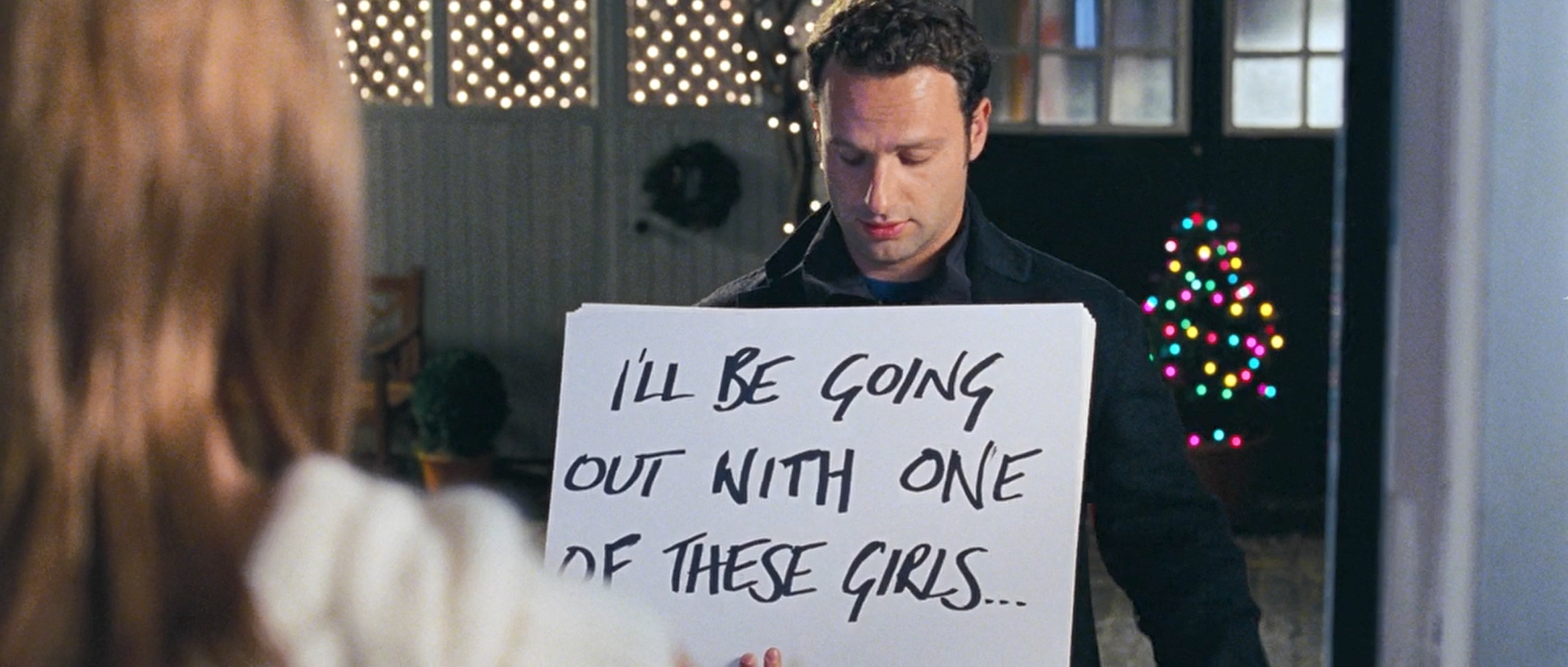 Скажи, что это ряженые. Если в следующем году повезет, я буду встречаться с одной из этих девушек. Но сейчас позволь мне сказать без надежды и без всякого повода, а только потому что Рождество (а в Рождество говорят правду), для меня ты — совершенство. И мое разбитое сердце будет любить тебя, пока ты не станешь вот такой. Веселого Рождества!