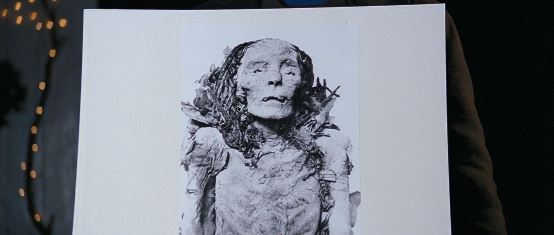 Скажи, что это ряженые. Если в следующем году повезет, я буду встречаться с одной из этих девушек. Но сейчас позволь мне сказать без надежды и без всякого повода, а только потому что Рождество (а в Рождество говорят правду), для меня ты — совершенство. И мое разбитое сердце будет любить тебя, пока ты не станешь вот такой. Веселого Рождества!