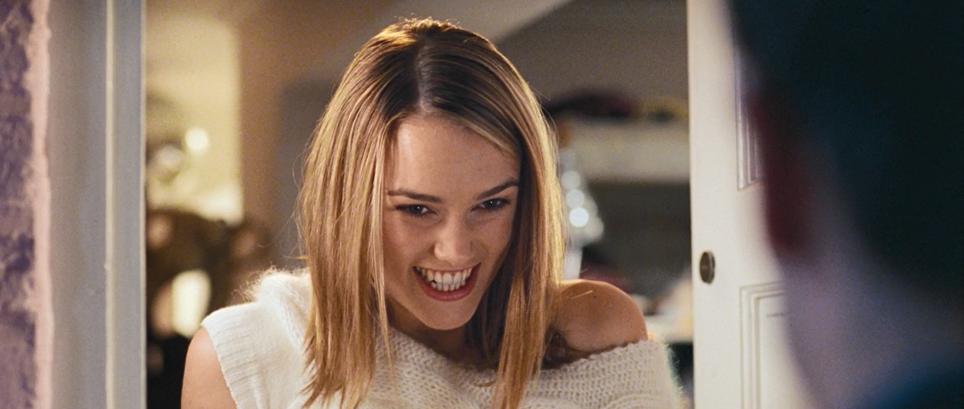 Скажи, что это ряженые. Если в следующем году повезет, я буду встречаться с одной из этих девушек. Но сейчас позволь мне сказать без надежды и без всякого повода, а только потому что Рождество (а в Рождество говорят правду), для меня ты — совершенство. И мое разбитое сердце будет любить тебя, пока ты не станешь вот такой. Веселого Рождества!