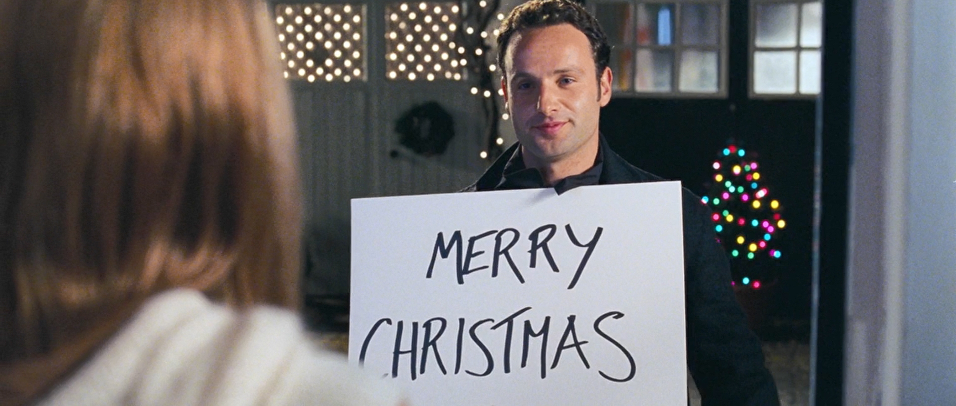 Скажи, что это ряженые. Если в следующем году повезет, я буду встречаться с одной из этих девушек. Но сейчас позволь мне сказать без надежды и без всякого повода, а только потому что Рождество (а в Рождество говорят правду), для меня ты — совершенство. И мое разбитое сердце будет любить тебя, пока ты не станешь вот такой. Веселого Рождества!