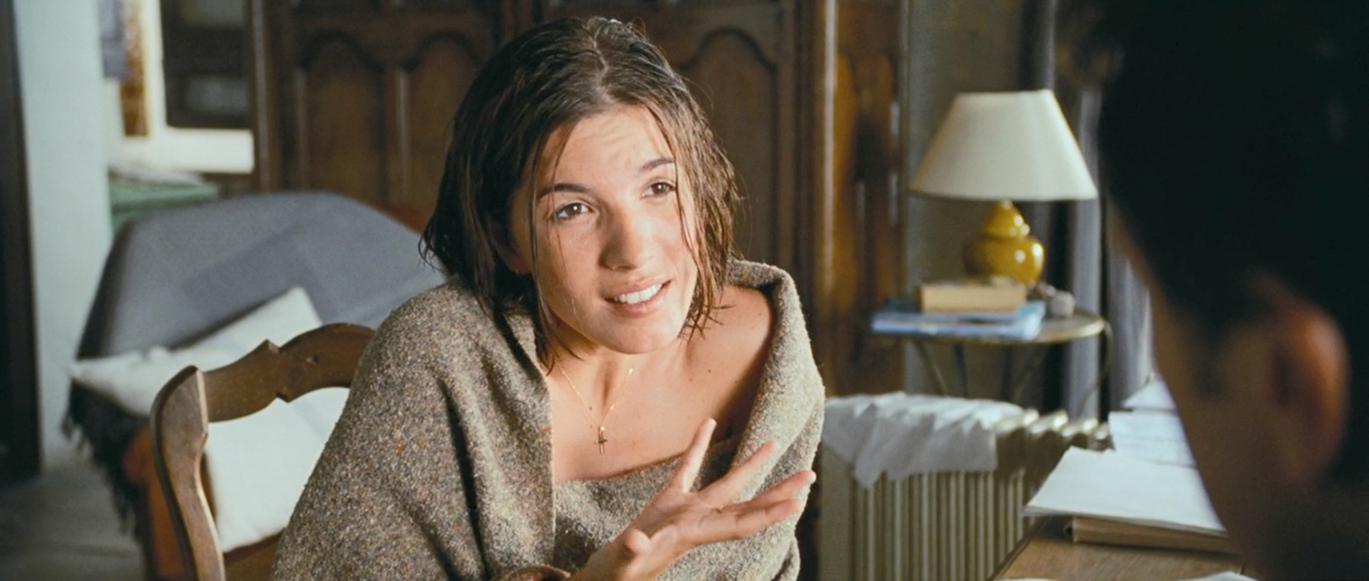 — Что это за книга? Роман?
— Нет, детектив.
— Страшно?
— Бывает страшно, бывает и нет. В основном пугает то, как паршиво написано.