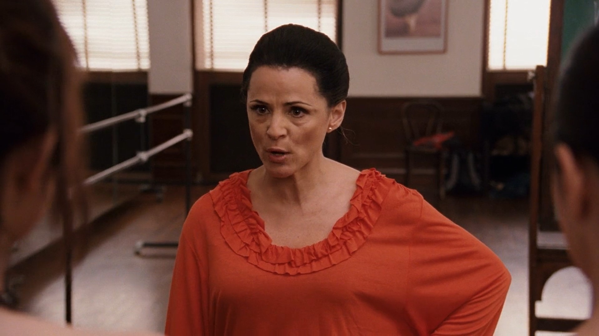 Ты похожа на иголку. Ты похожа на червя, а твои ноги — на цифру одиннадцать.