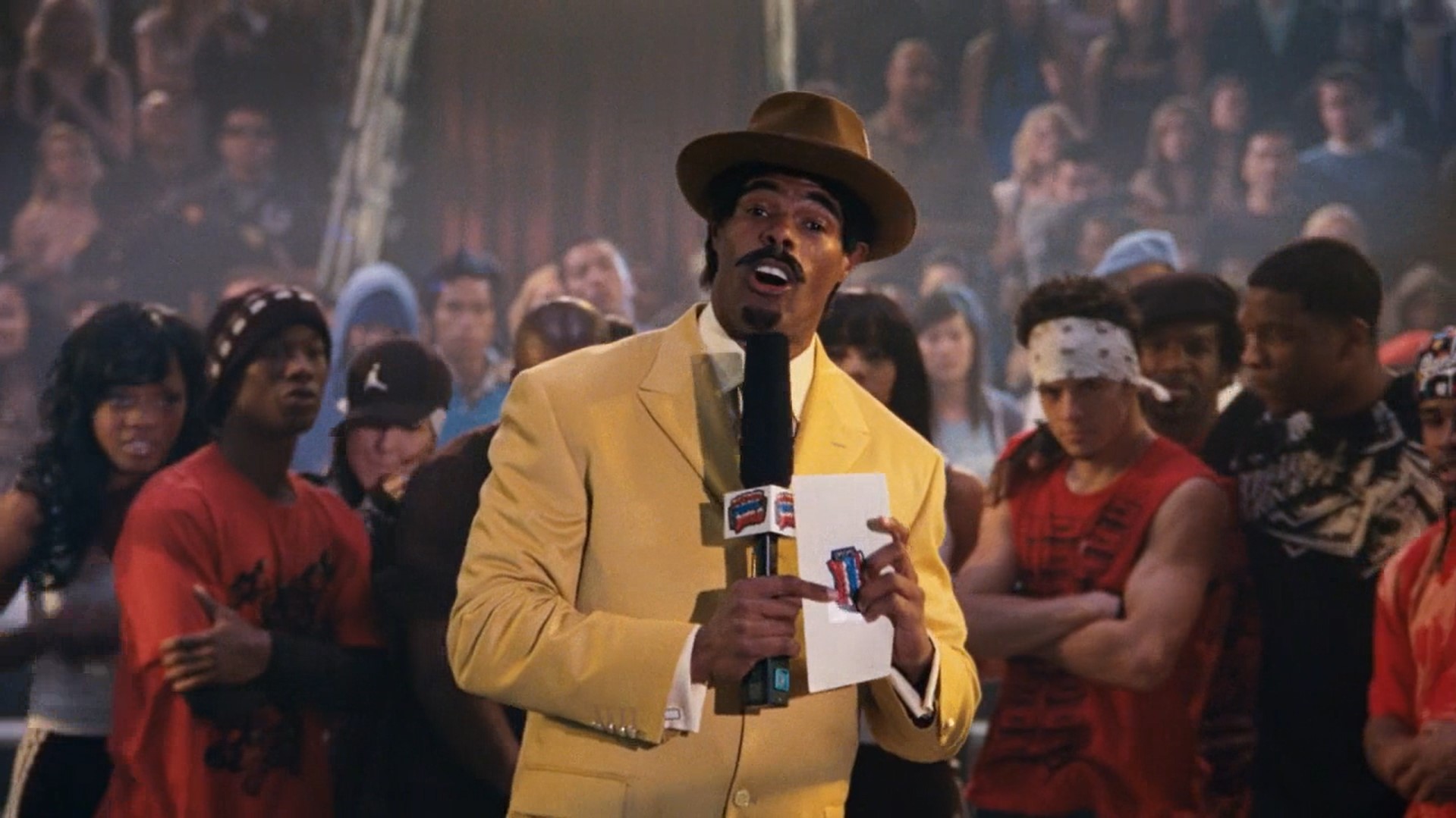 Для всех смотрящих нас на экранах чёрно-белых телевизоров: я сегодня в жёлтом костюме.