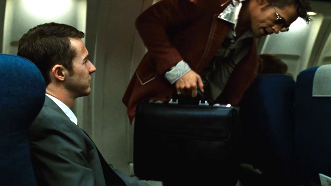 Вопрос этикета: как повернуться, проходя мимо вас? Задницей или мошонкой?