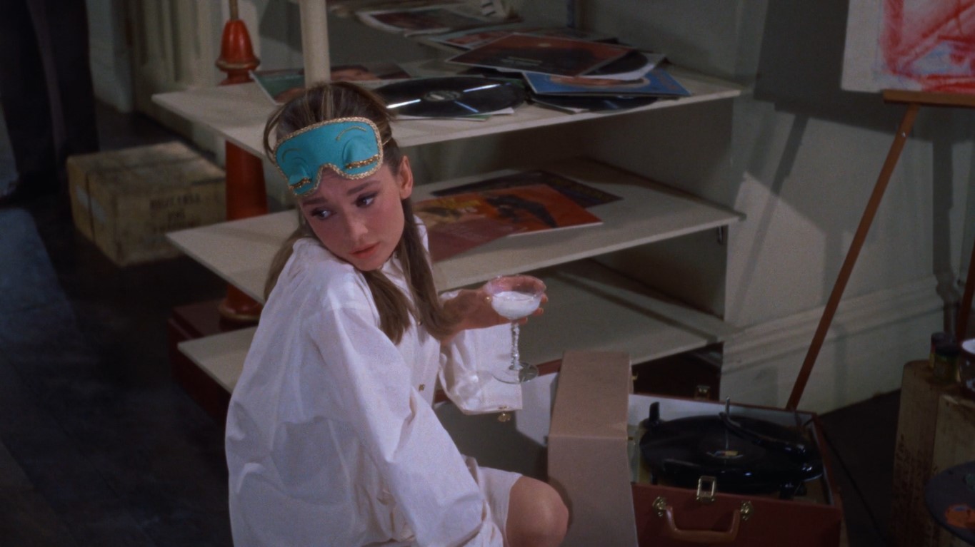 Грустно — это когда ты толстеешь или когда идет дождь, а когда лезешь на стенку, это по-другому, ужасно, начинаешь бояться сам не знаешь чего. И тогда единственное спасение — прыгнуть в такси и поехать к Тиффани, там я сразу прихожу в себя, там все так тихо и благородно, там с тобой ничего плохого не случится… Если бы я себе нашла такое место, как Тиффани, я бы сразу купила мебель и дала имя коту.
===============================
Зелёная тоска — это когда поправишься или когда дождь зарядит, когда просто грустно. А вот чёрная тоска — это кошмар, тебе всё время страшно, а от чего — непонятно. Меня в таких случаях спасает лишь одно — прыгнуть в такси и умчаться к Тиффани, там я сразу же успокаиваюсь. Его тишина и величие умиротворяет меня. Там не может случиться ничего плохого. Если бы я нашла себе местечко, в котором мне было бы так же уютно как в Тиффани, я купила бы какую-нибудь мебель и дала коту имя.