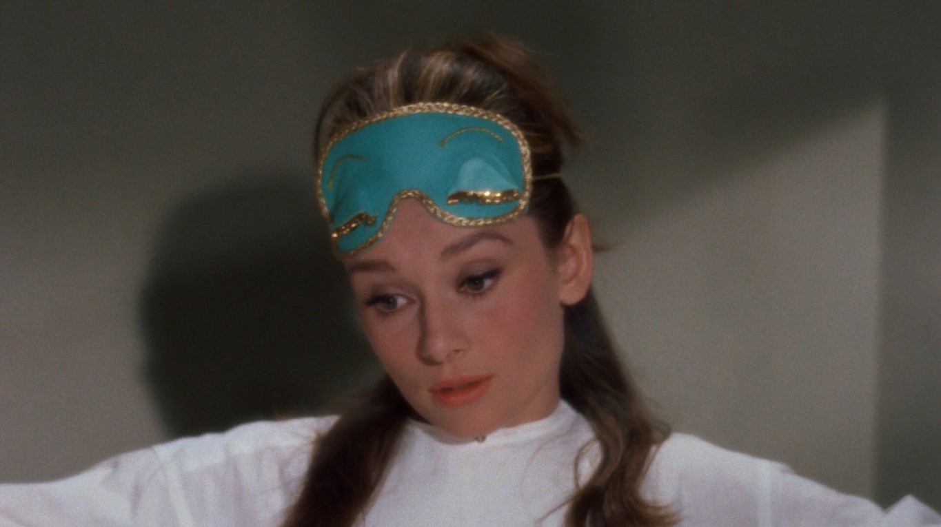 Грустно — это когда ты толстеешь или когда идет дождь, а когда лезешь на стенку, это по-другому, ужасно, начинаешь бояться сам не знаешь чего. И тогда единственное спасение — прыгнуть в такси и поехать к Тиффани, там я сразу прихожу в себя, там все так тихо и благородно, там с тобой ничего плохого не случится… Если бы я себе нашла такое место, как Тиффани, я бы сразу купила мебель и дала имя коту.
===============================
Зелёная тоска — это когда поправишься или когда дождь зарядит, когда просто грустно. А вот чёрная тоска — это кошмар, тебе всё время страшно, а от чего — непонятно. Меня в таких случаях спасает лишь одно — прыгнуть в такси и умчаться к Тиффани, там я сразу же успокаиваюсь. Его тишина и величие умиротворяет меня. Там не может случиться ничего плохого. Если бы я нашла себе местечко, в котором мне было бы так же уютно как в Тиффани, я купила бы какую-нибудь мебель и дала коту имя.