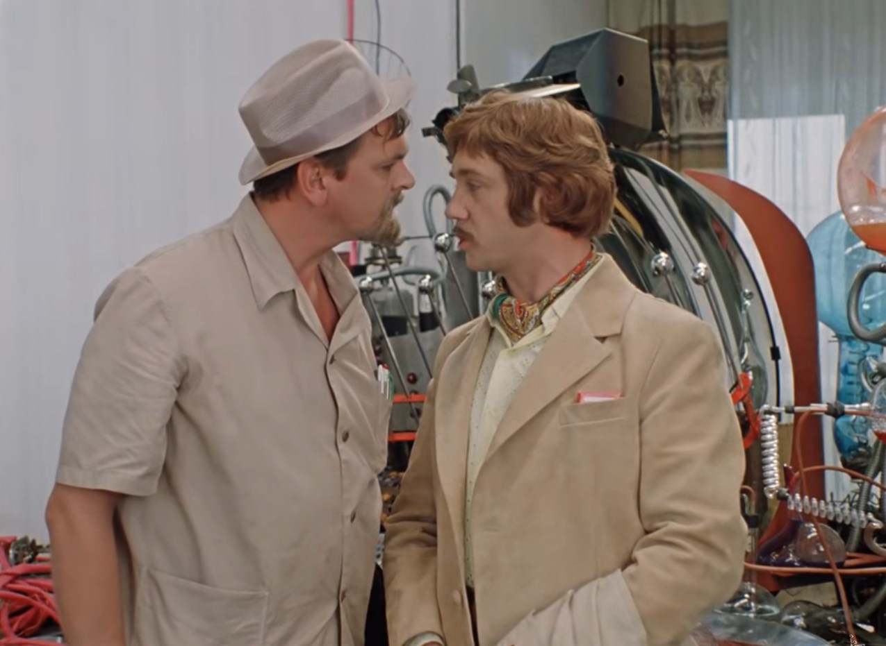 А фамилия моя — фамилия моя слишком известная, чтобы я её называл!