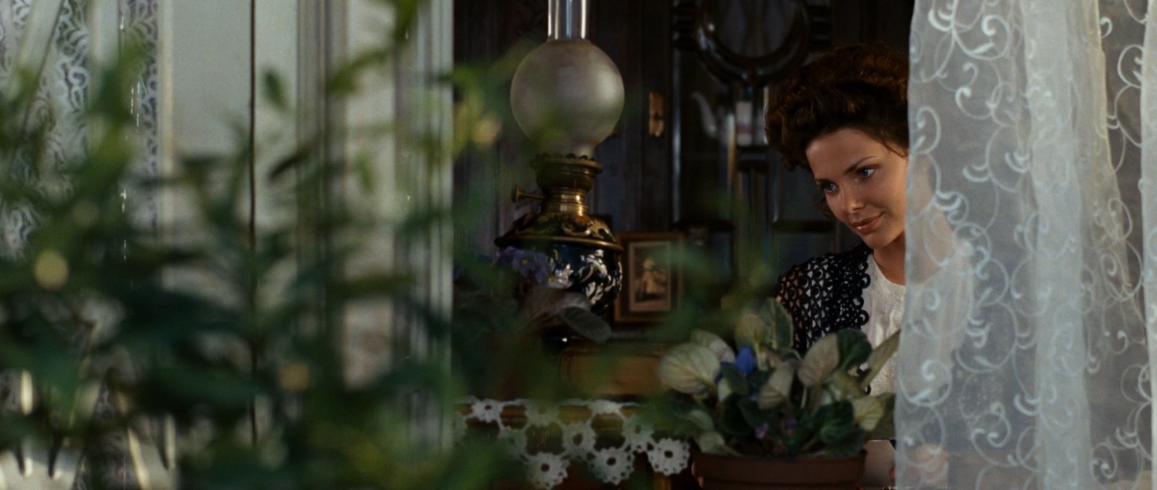 Вечером шла у Михайловского замка, слышала, как дети спорили:
— Моё! Отдай.
— Нет, моё!
И вдруг стало так легко и ясно, как стекло протерли. Всё будет. Всё уже есть. Исчезло моё и ваше. Каждое утро я открываю глаза и улыбаюсь. Я живу. Я жду. Это награда, а не наказание. Потому что против всех законов физики, ты отдаёшь, а у тебя прибывает и не кончается. Представляете, я чувствую у себя в ладонях большой и невозможно круглый светящийся шар. Это благодать, дар, счастье. Так бывает, вы не смейтесь, я знаю. Я стою на пороге неведомого огромного мира. Пусть будущее мы видим гадательно, как сказал Апостол «сквозь тусклое стекло», но пребывает с нами Вера, Надежда, Любовь. И Любовь из них больше...