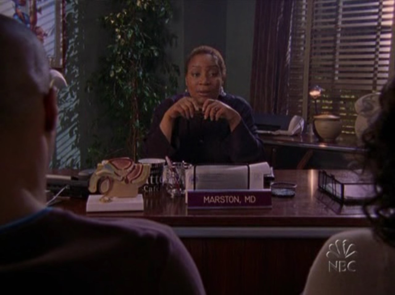 — Как часто вы занимаетесь сексом?
— Сегодня два раза.
— Вообще-то трижды... Последний раз ты спал.
— Так это было на самом деле? А я-то подумал, странно, ты мне снишься в эротическом сне.
— Я не разрешаю ему видеть меня в эротических снах. Там все слишком странно.
— Цирк Дю Солей отдыхает. Однажды она приснилась мне без кожи...