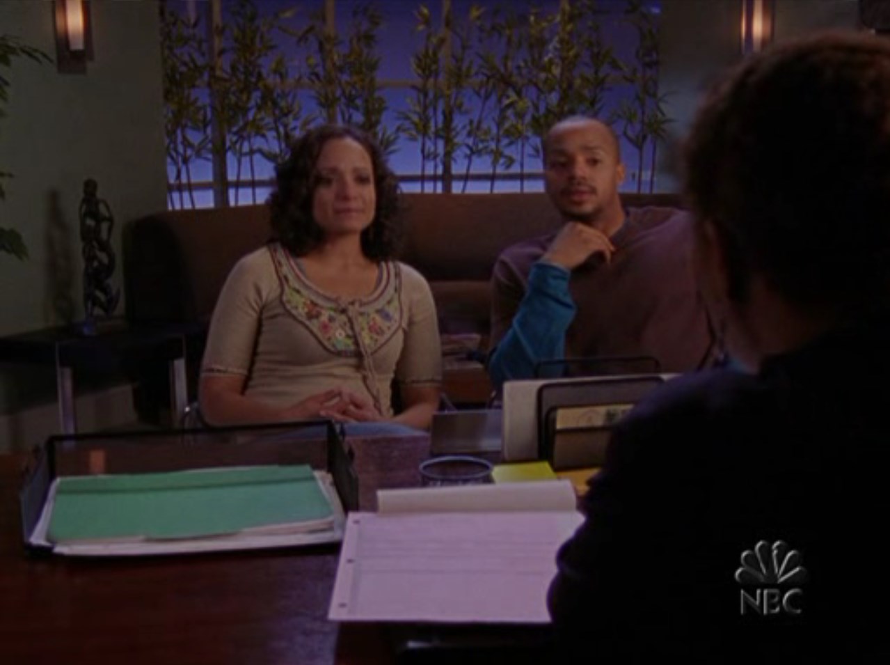 — Как часто вы занимаетесь сексом?
— Сегодня два раза.
— Вообще-то трижды... Последний раз ты спал.
— Так это было на самом деле? А я-то подумал, странно, ты мне снишься в эротическом сне.
— Я не разрешаю ему видеть меня в эротических снах. Там все слишком странно.
— Цирк Дю Солей отдыхает. Однажды она приснилась мне без кожи...