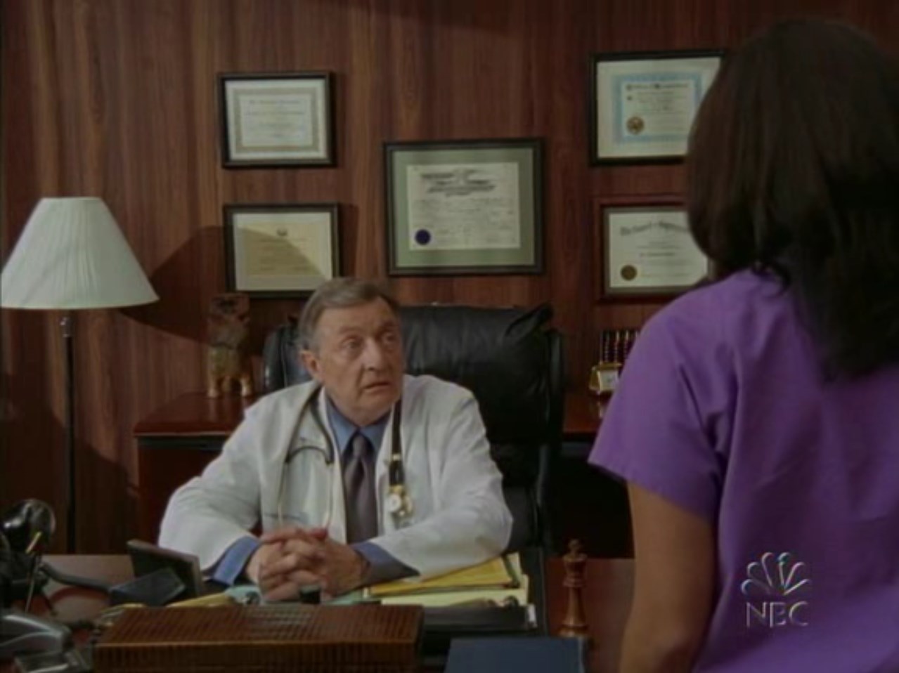 — Зато Вы хоть плакать перестали.
— Не совсем, просто у меня больше не получаются слёзы, я намеренно себя обезвожил. Это рискованно, но доктор Джарвис утверждает, что я буду в порядке.
— Рядом с вами никого нет.
— Да? Тогда мне нужна капельница...